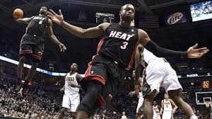 俄罗斯运动员谢尔盖-博伊在1800米高空踢球，挑战极限，引发热议。